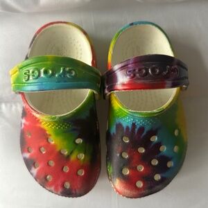 Toddler tie dye crocs size 6